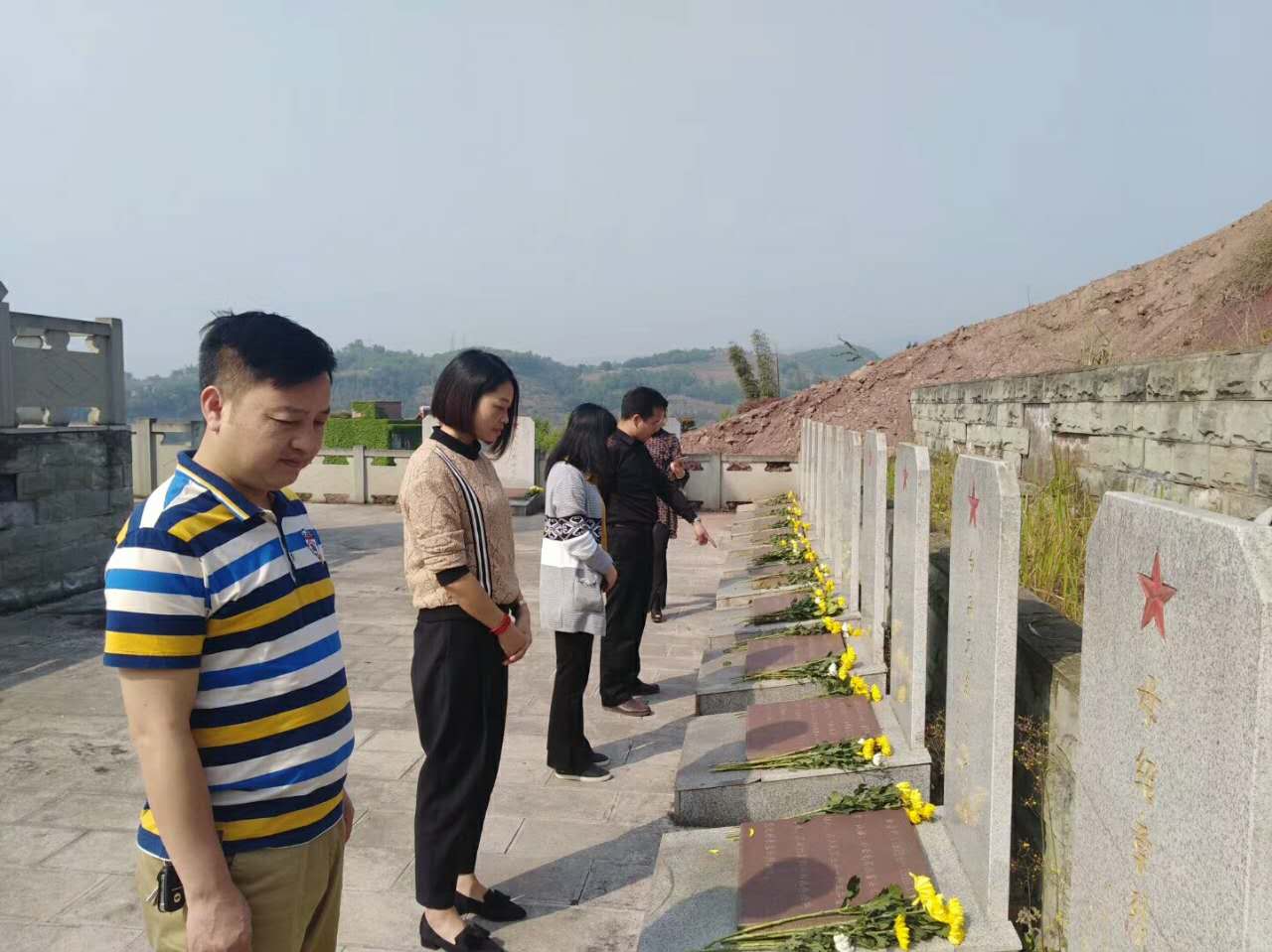 县委政法委清明节到长松林烈士陵园开展扫墓活动